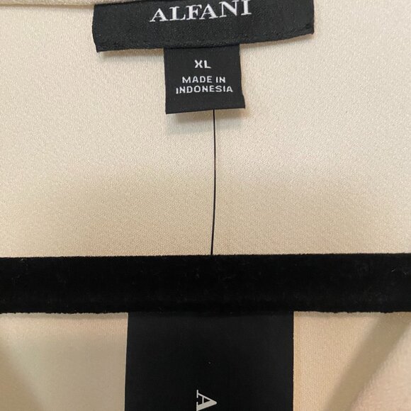 Alfani Ivory sleeveless v-neck blouse NWT size XL - Picture 3 of 5
